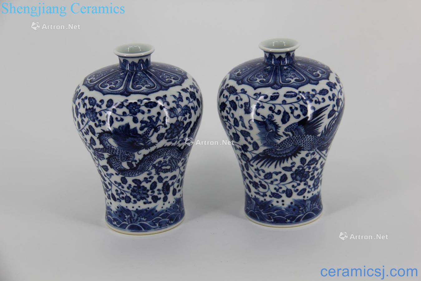 Qing qianlong Blue and white longfeng grain bottle A pair of