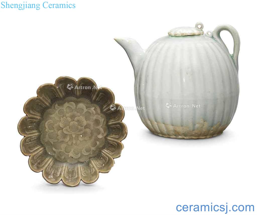 Northern song dynasty yao state kiln peony grains chrysanthemum petals small, green melon leng type ewer craft