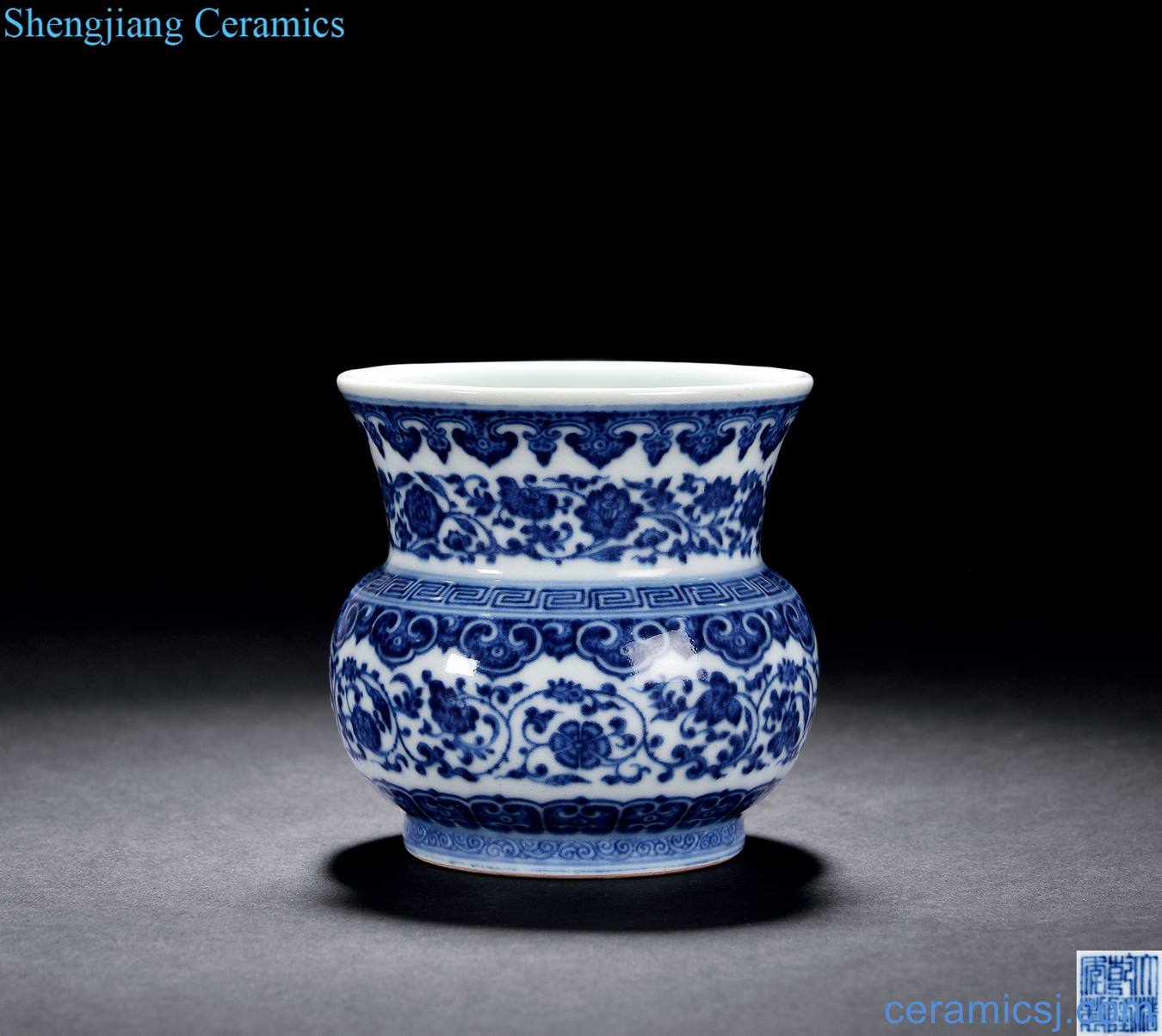 Qing qianlong Blue and white lotus flower grain slag bucket