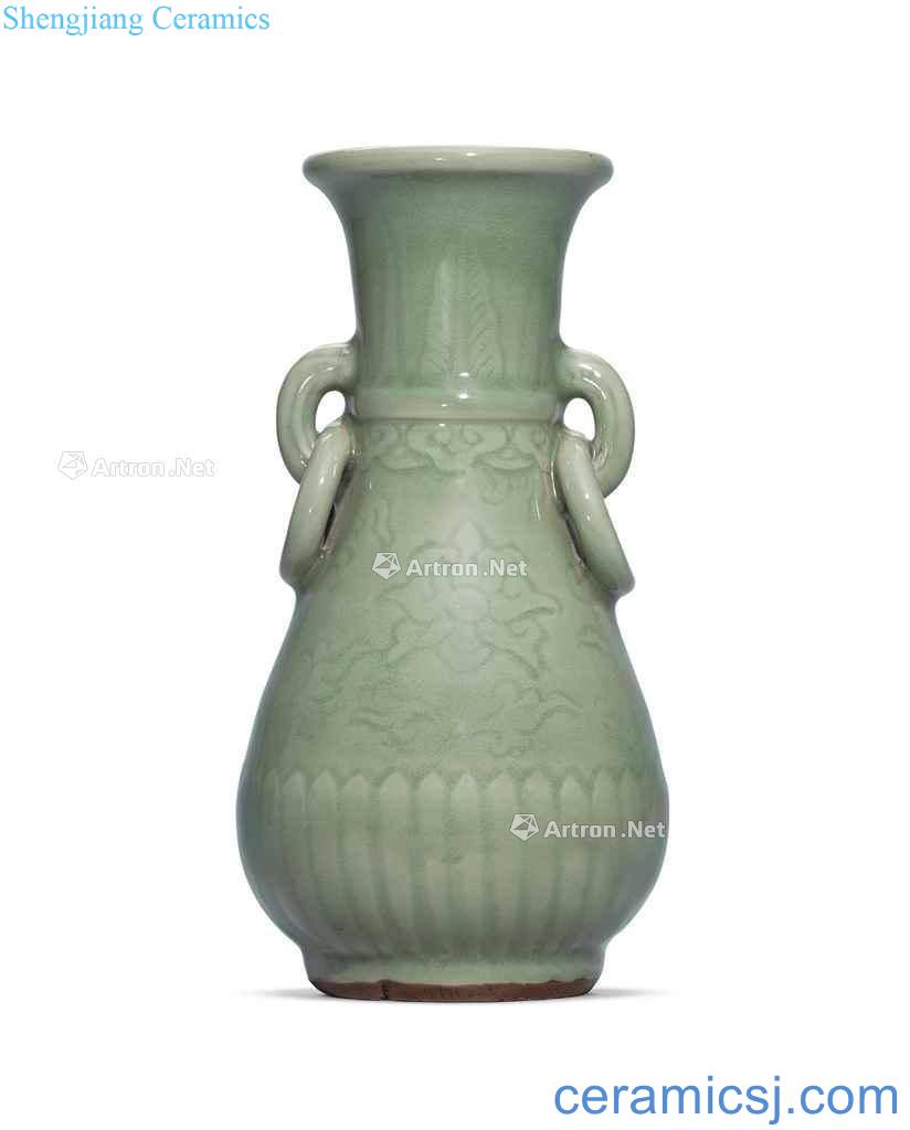 Yuan/Ming Longquan green 秞 carved vase with a wreath