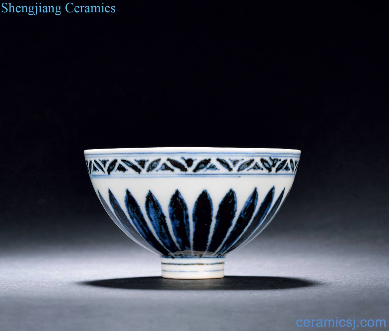 Ming yongle Blue and white chrysanthemum petals grain heart bowls