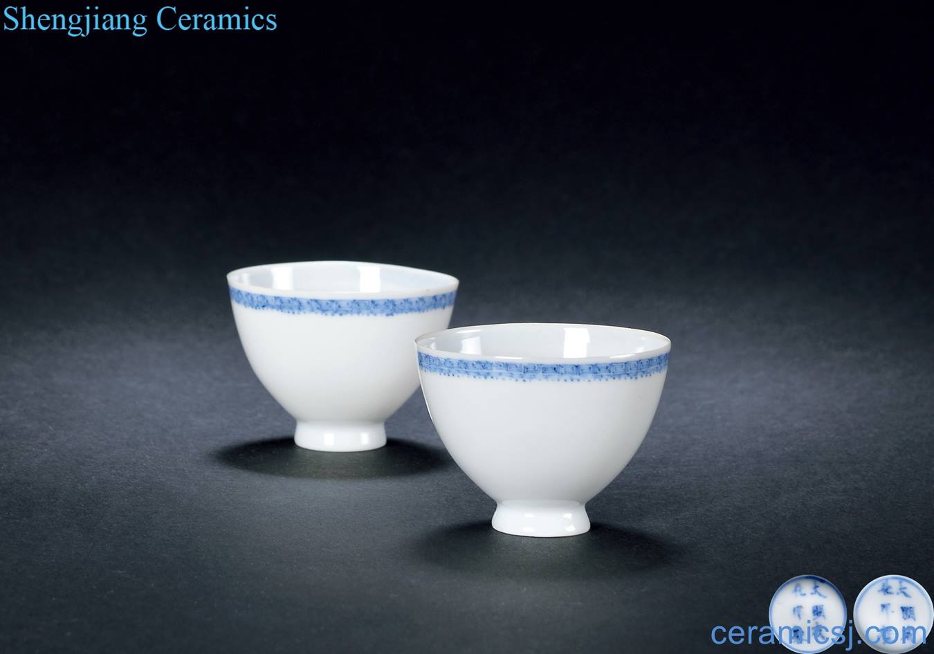 Qing yongzheng blue-and-white meander cup (a)