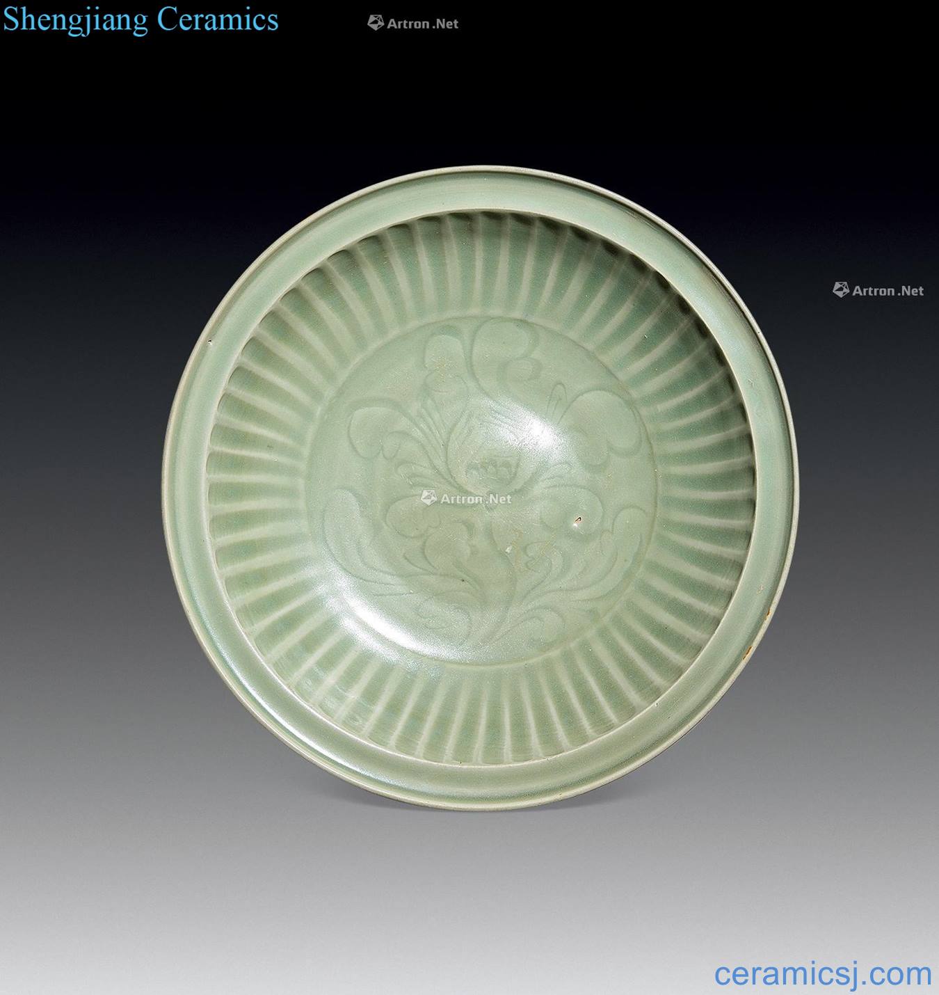 Ming Longquan carved flower pattern plate