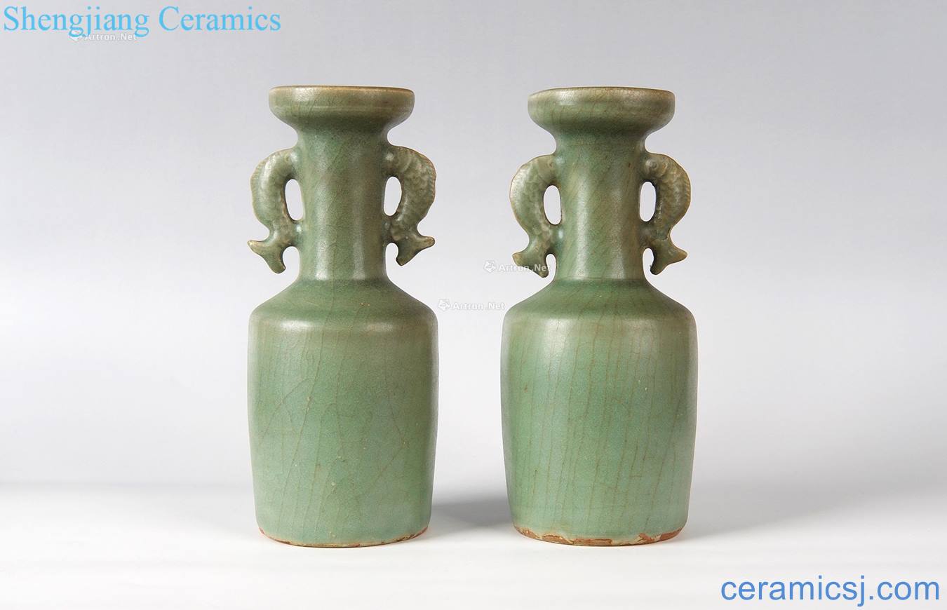 In the Ming dynasty Longquan green glaze vase with a Pisces (a)