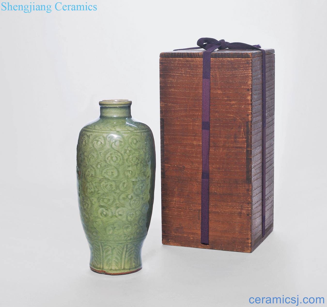 Ming dynasty Longquan celadon glaze brocade bottle