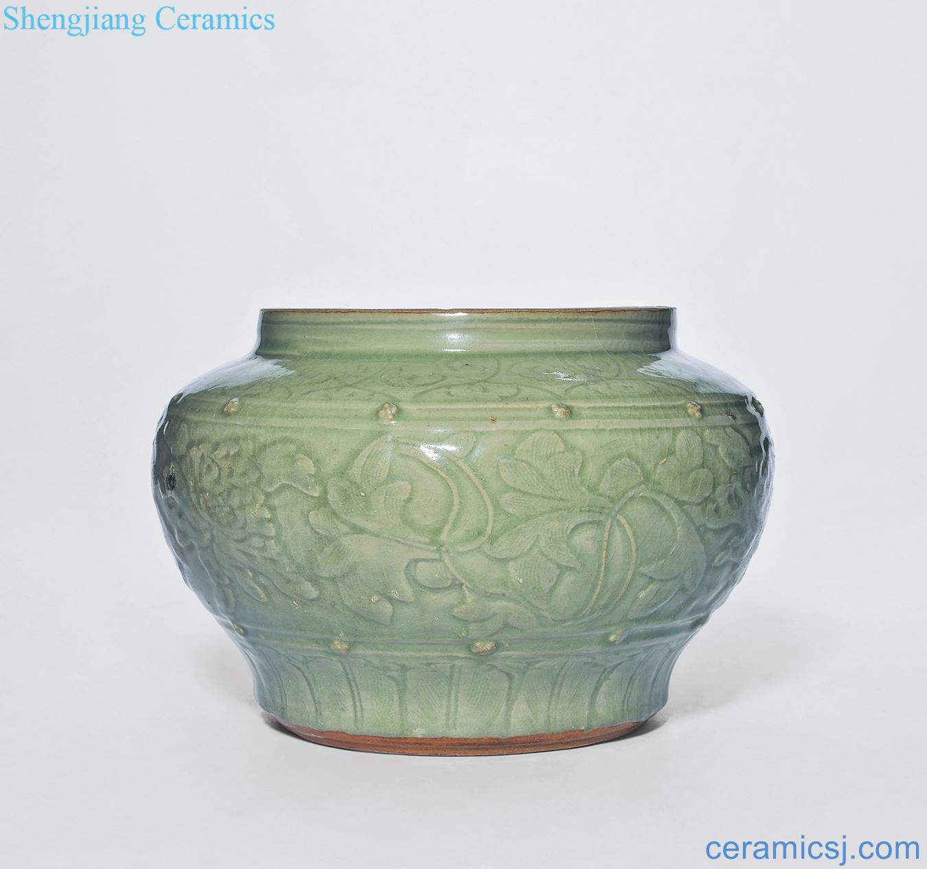 In the late Ming Longquan celadon green glaze peony grain tank