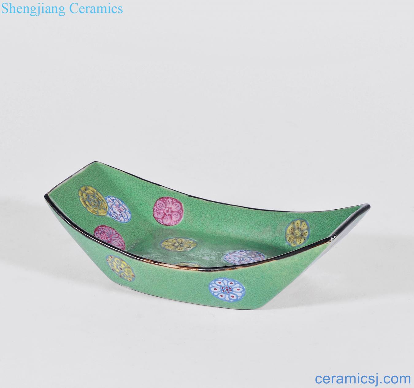 Qing qianlong ZiWen green glaze enamel fish pattern tea boat