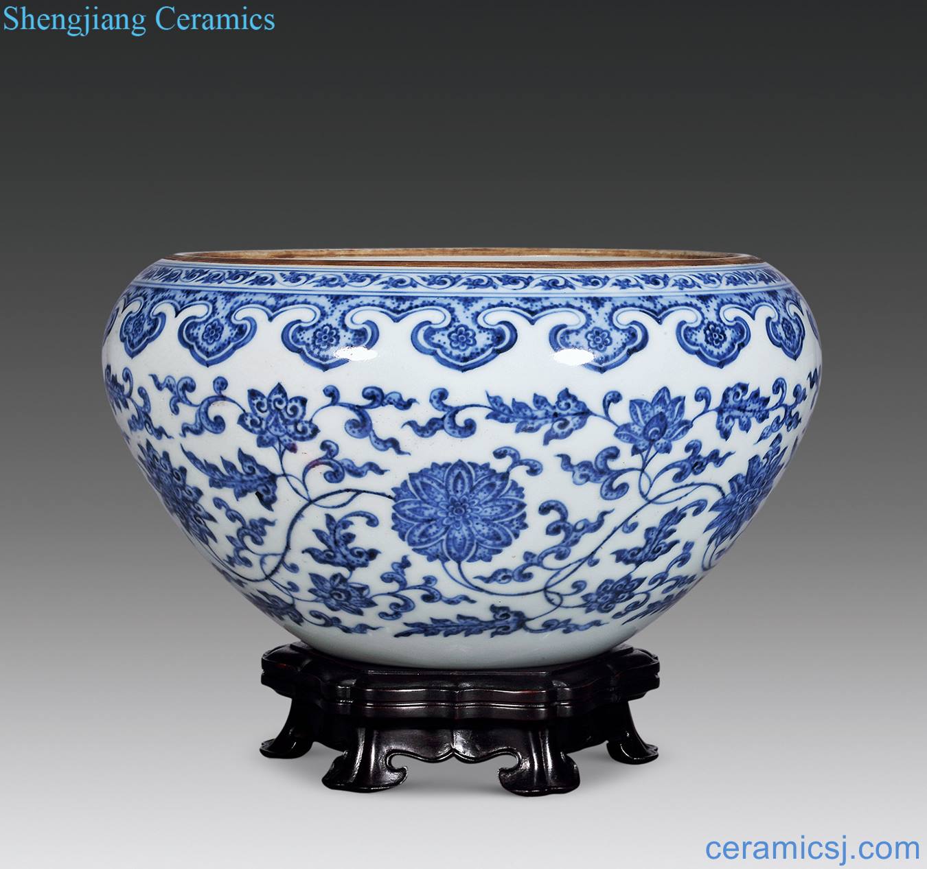 Qing qianlong Blue and white lotus flower grain port