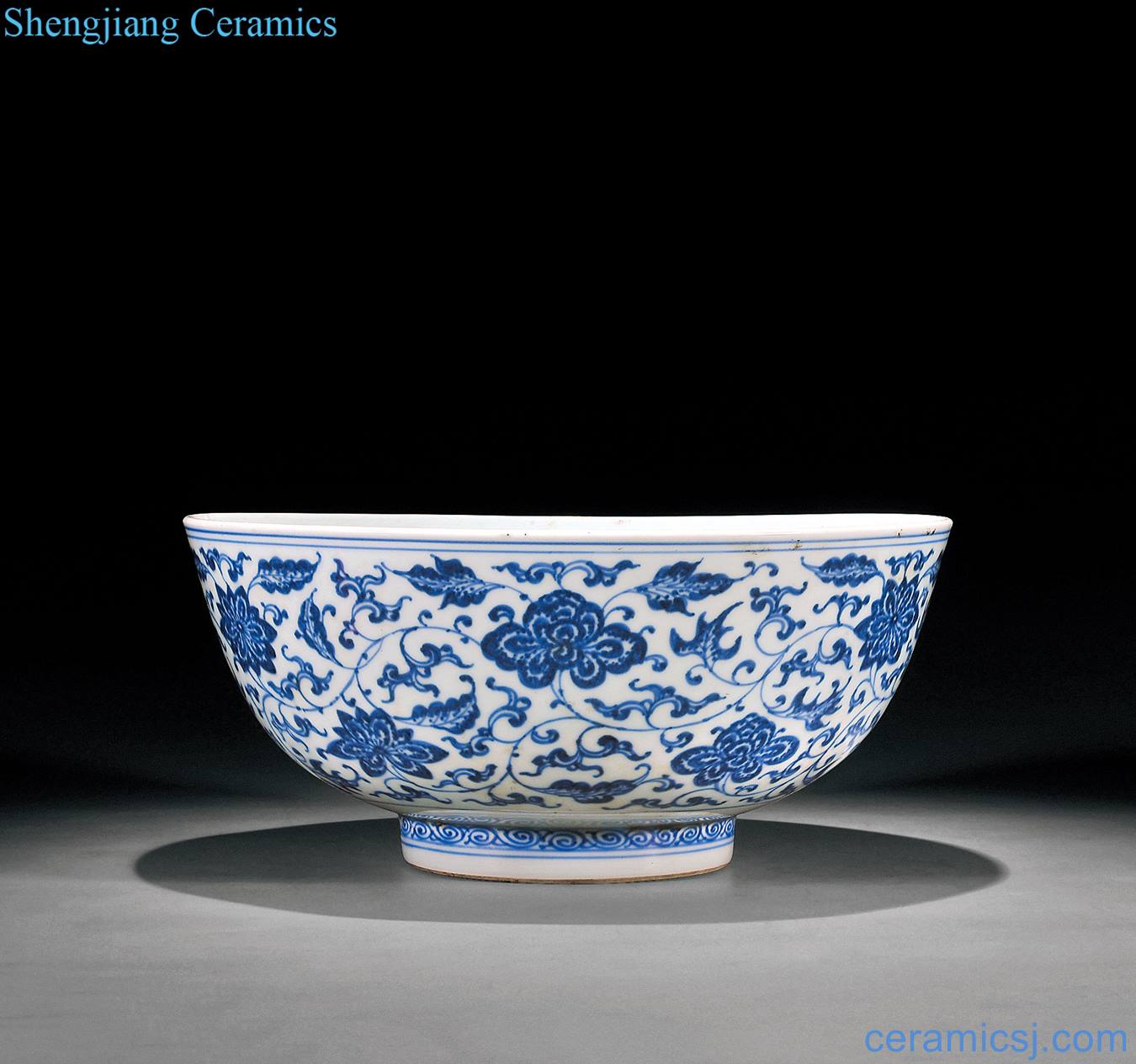 Qing qianlong Blue and white lotus flower grain big bowl