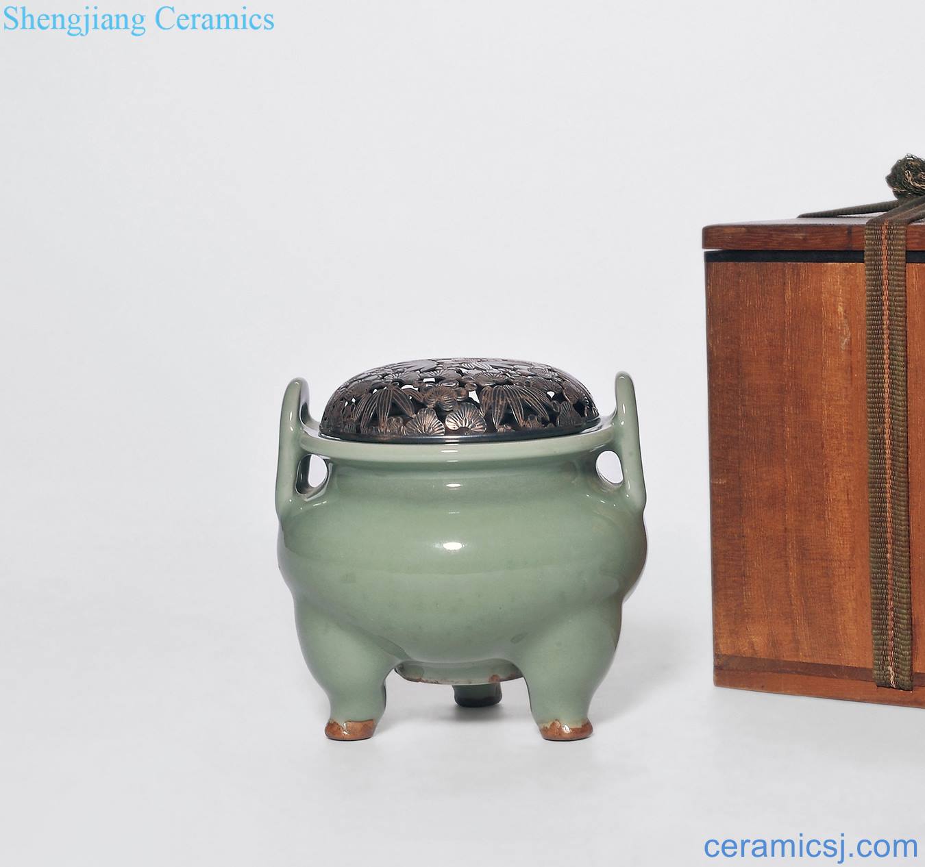 Ming Longquan celadon green glaze ear furnace