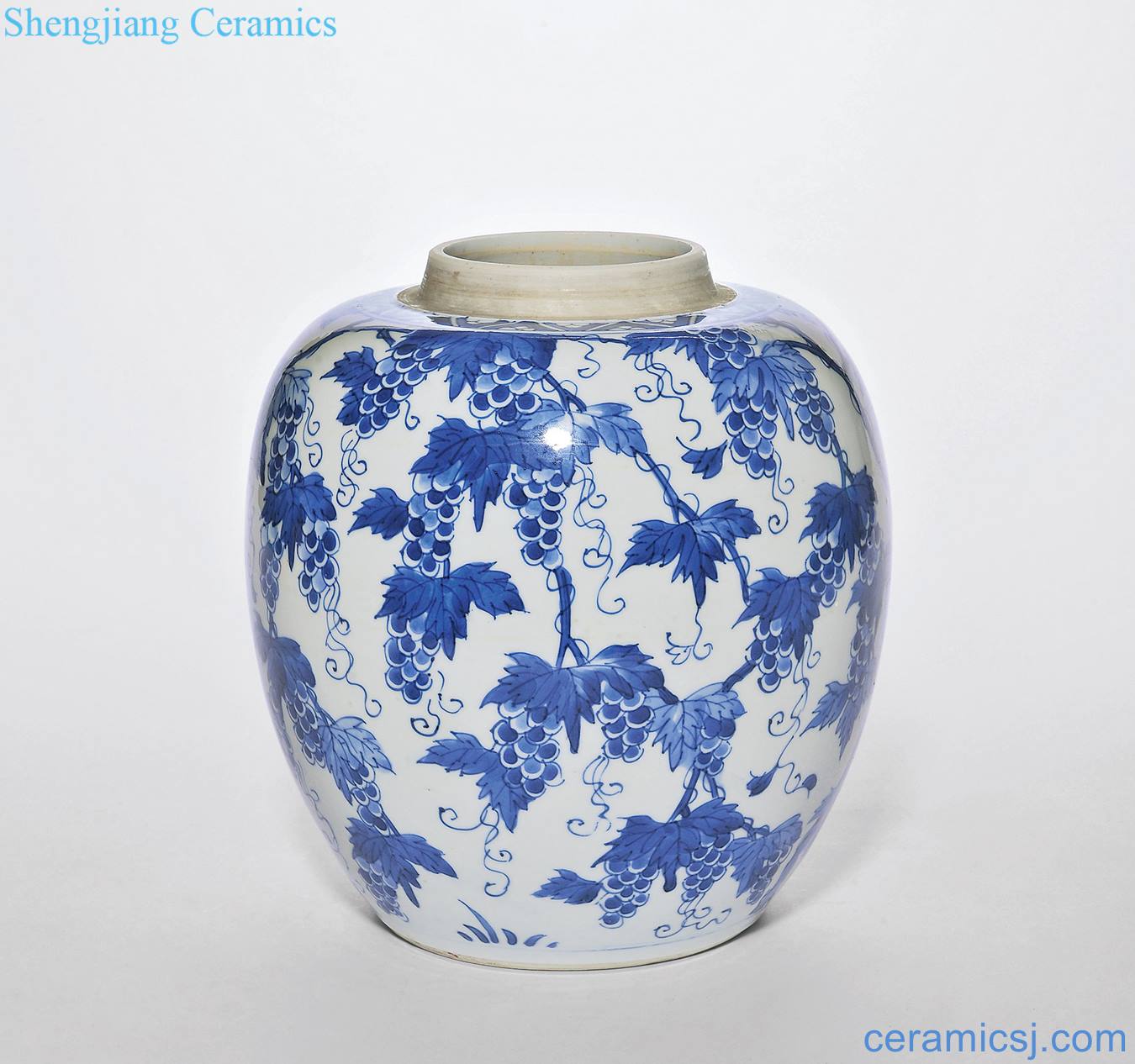 Blue and white grape grain tank of the reign of emperor kangxi