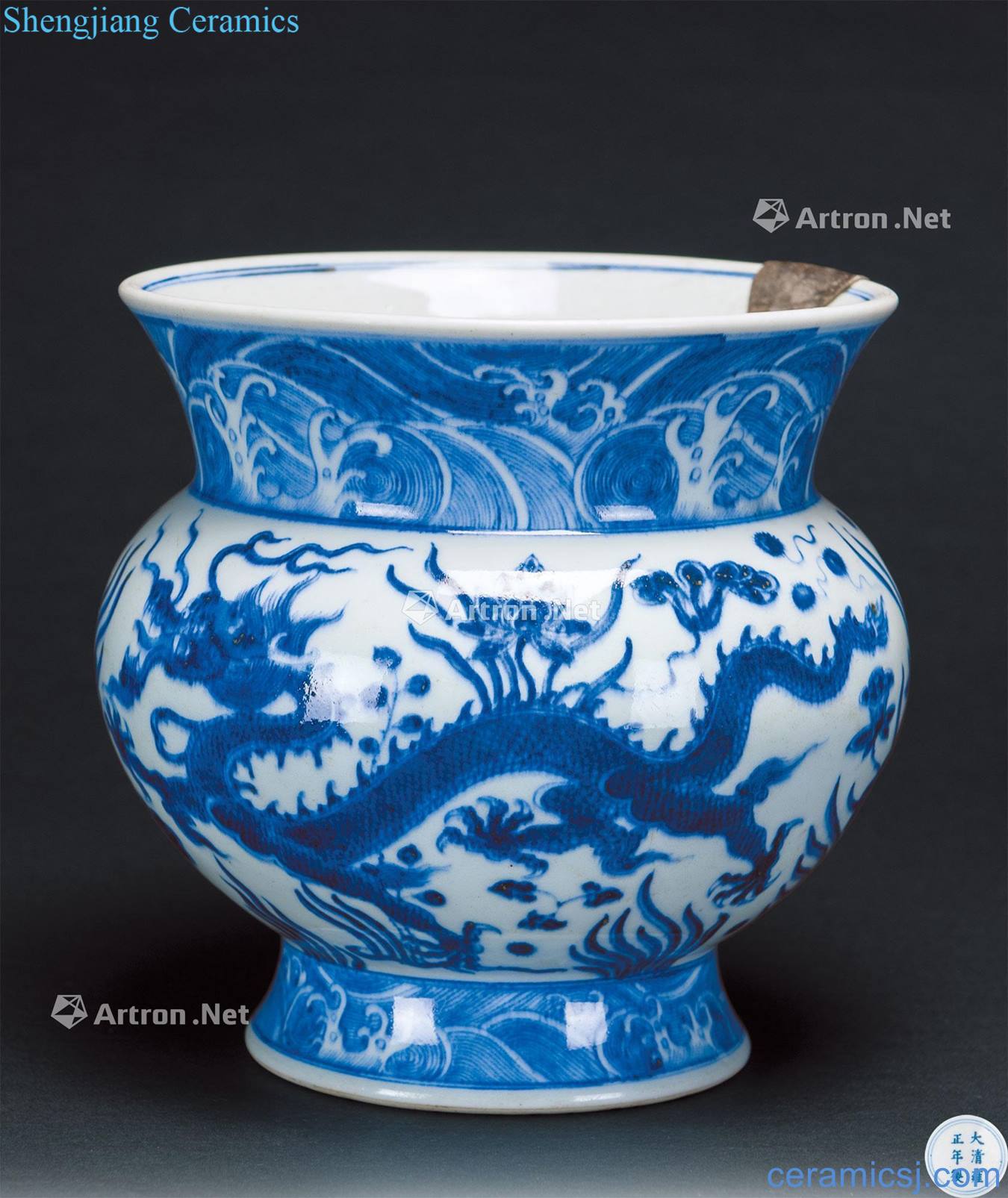 qing Blue and white dragon pattern slag bucket