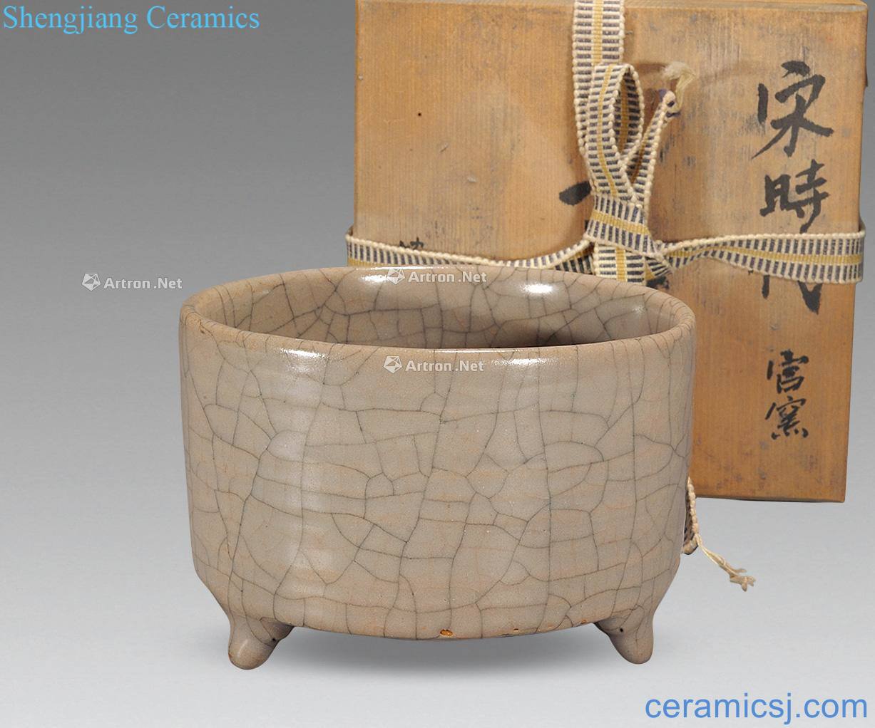 Ming or earlier Kiln bowstring grain furnace with three legs