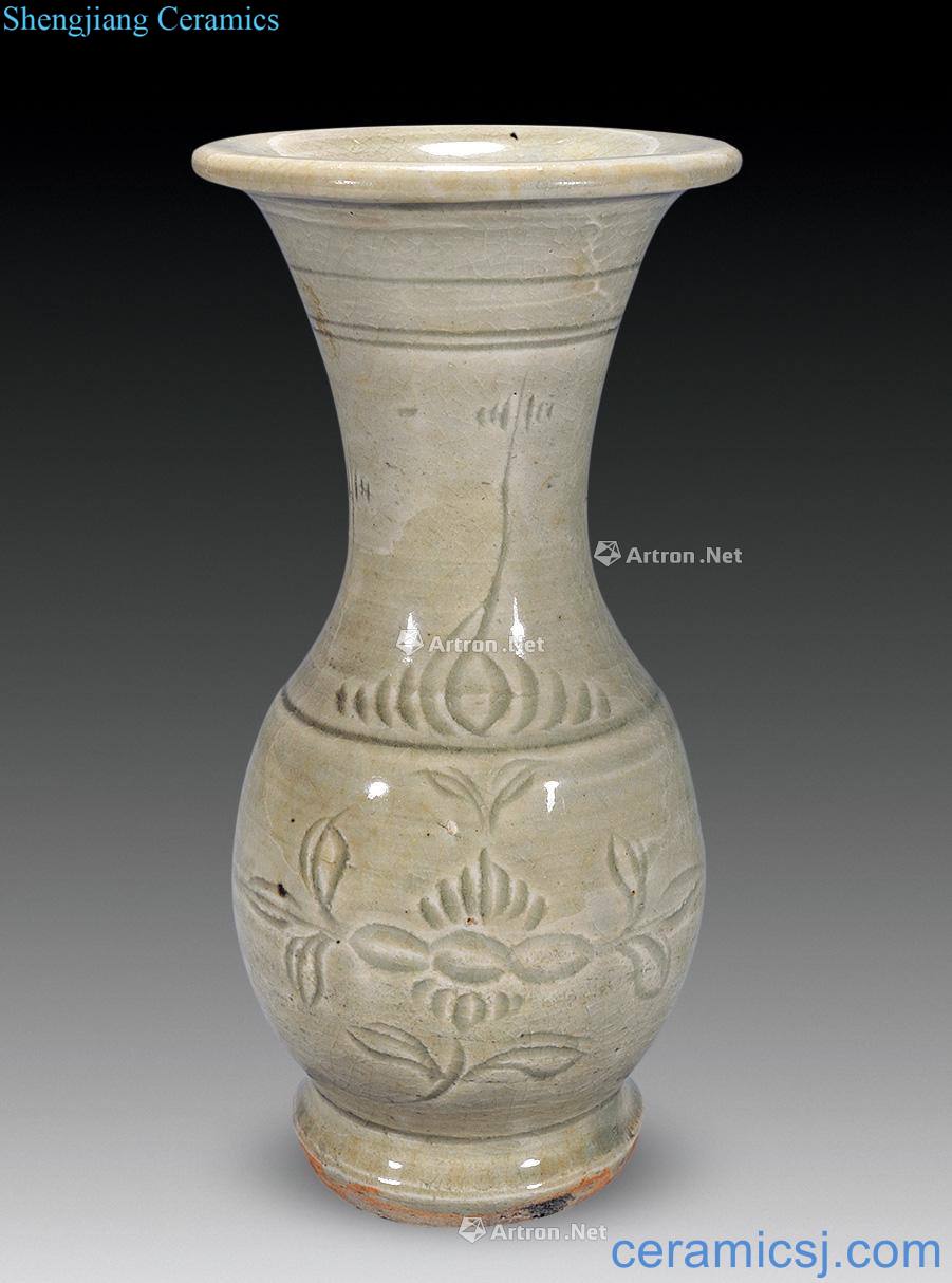 Ming Longquan scratching vase with flowers