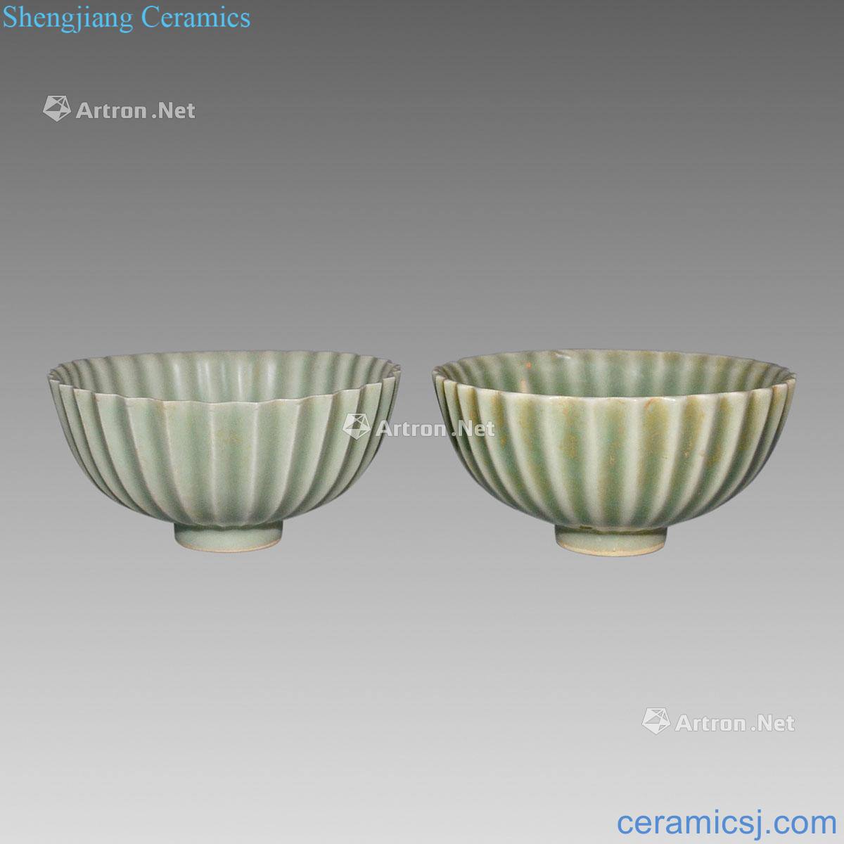 The southern song dynasty Longquan celadon chrysanthemum petals bowl (a)