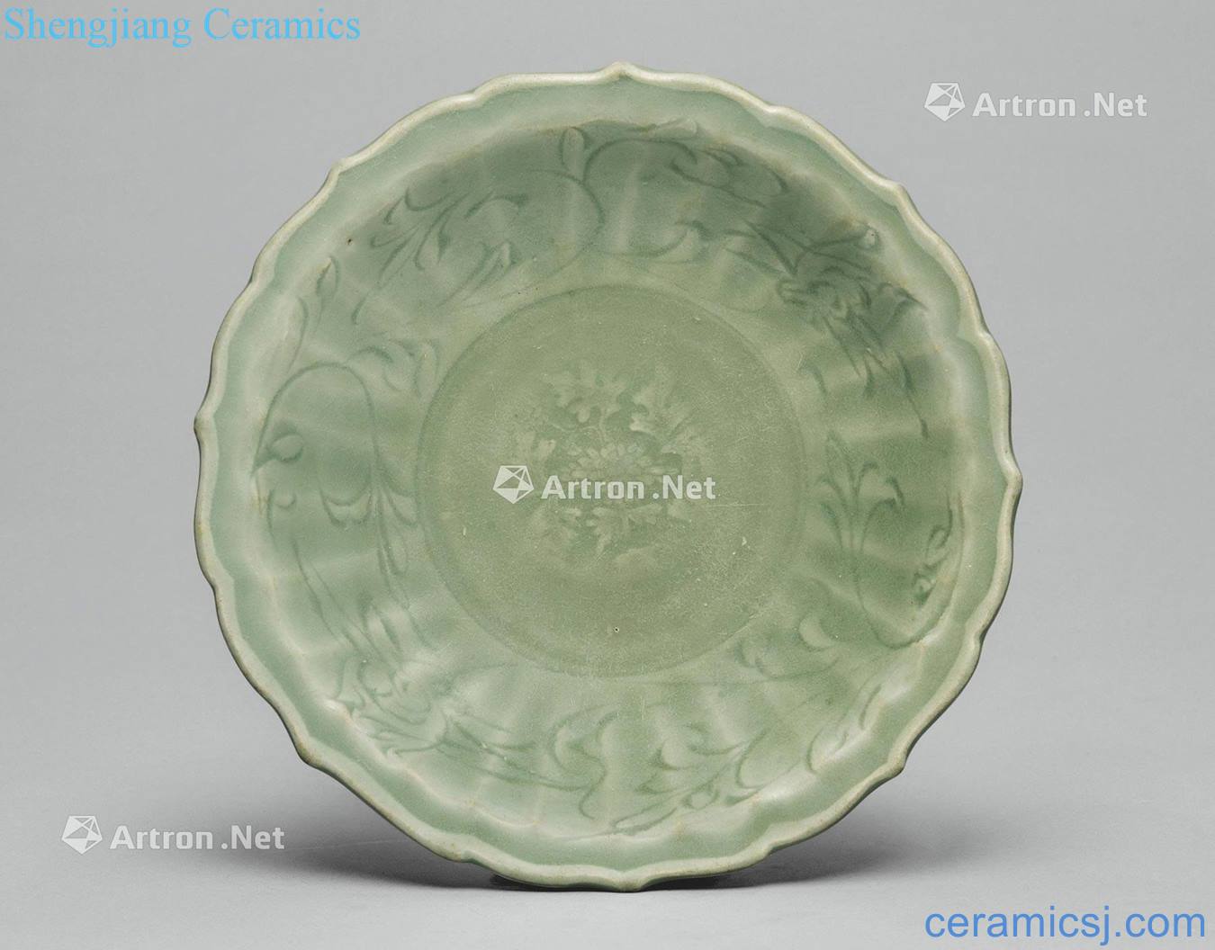 Yuan/Ming Longquan celadon glaze chrysanthemum lotus wen ling mouth tray