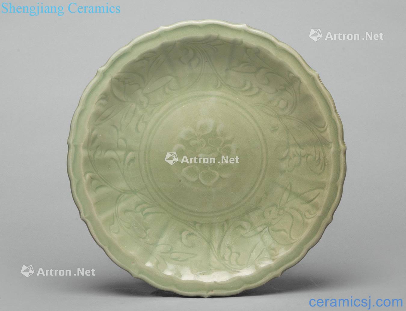 Ming Longquan celadon glaze flower wen ling mouth tray