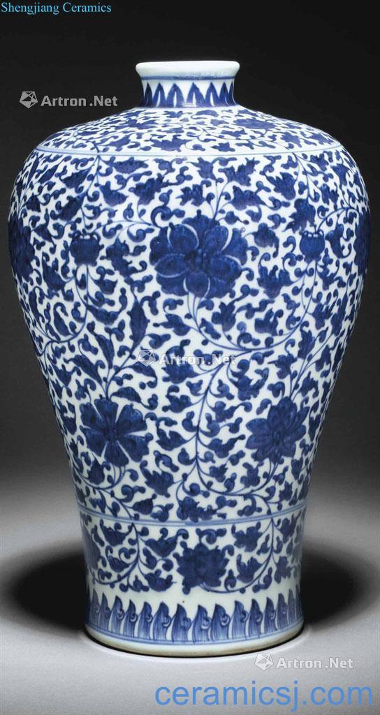In the 18th century qing Blue and white flower grain mei bottle wrapped branches