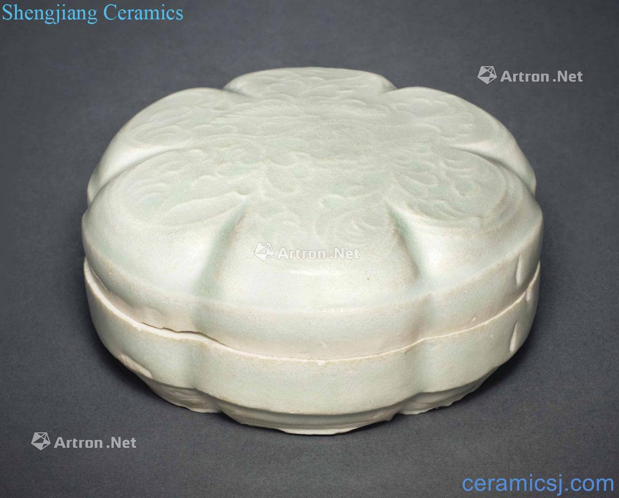Southern song dynasty blue white glaze cover box of six valve type