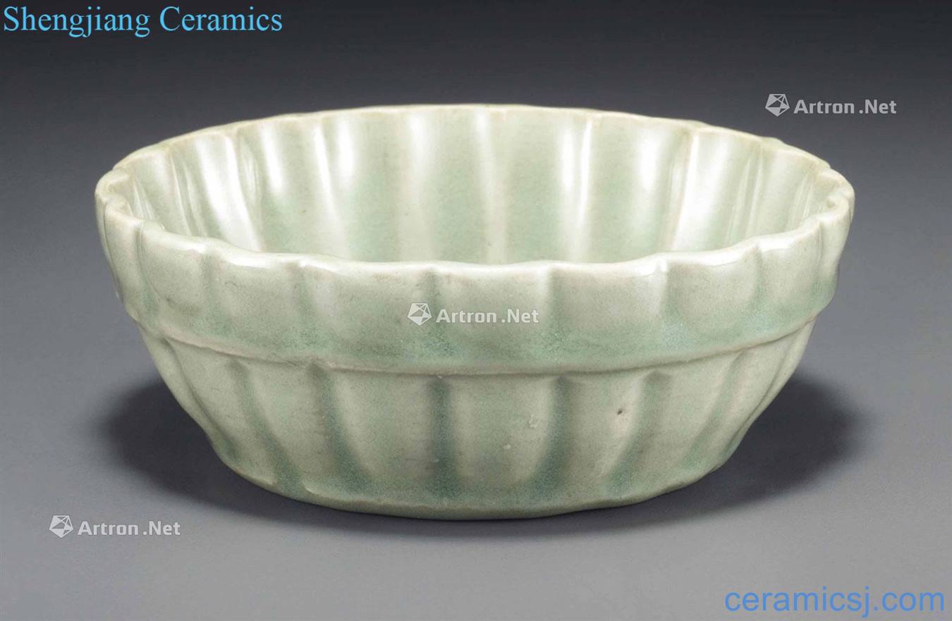 Ming Longquan celadon glaze type 盌 petals