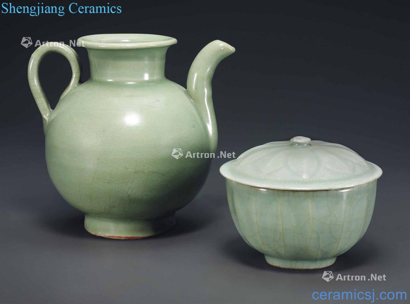 The southern song dynasty/yuan Longquan green glaze ewer