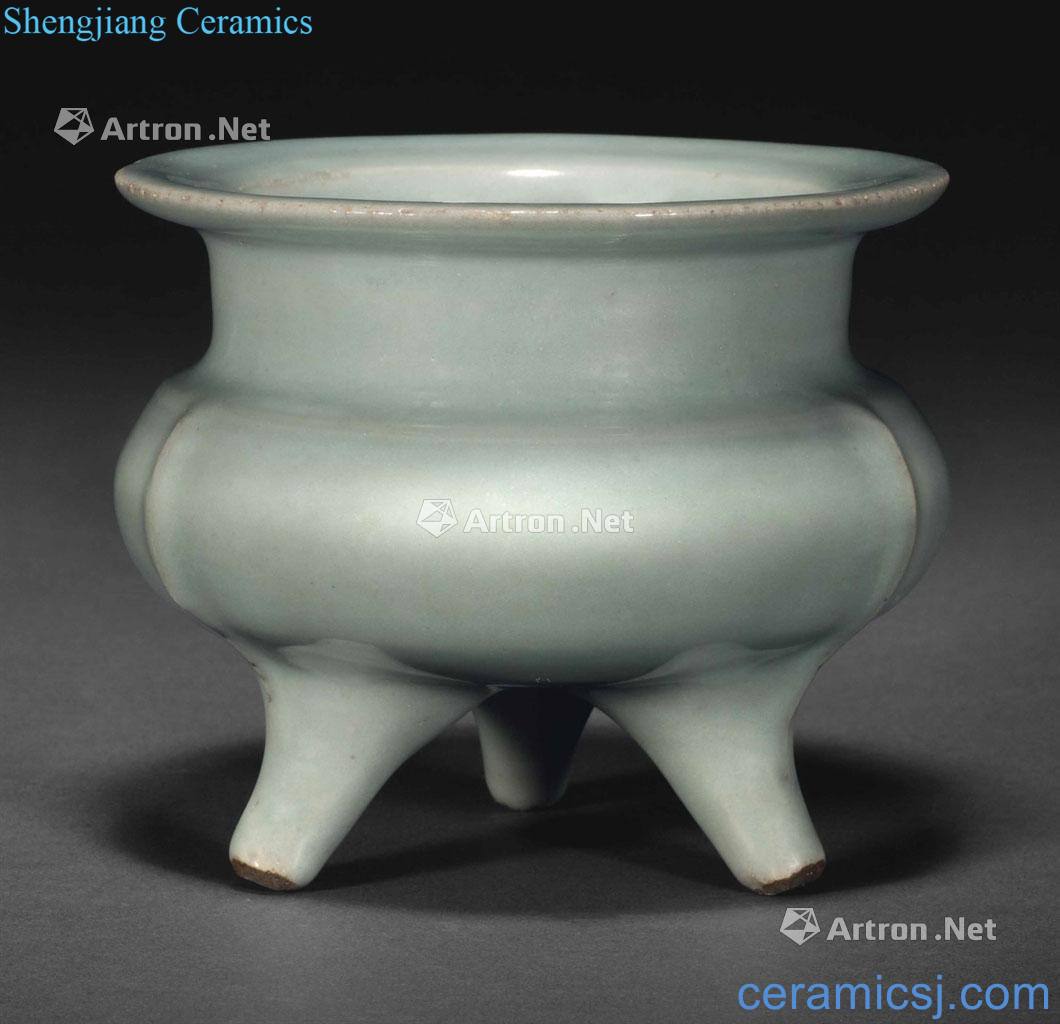 The southern song dynasty Longquan green glaze furnace with three legs