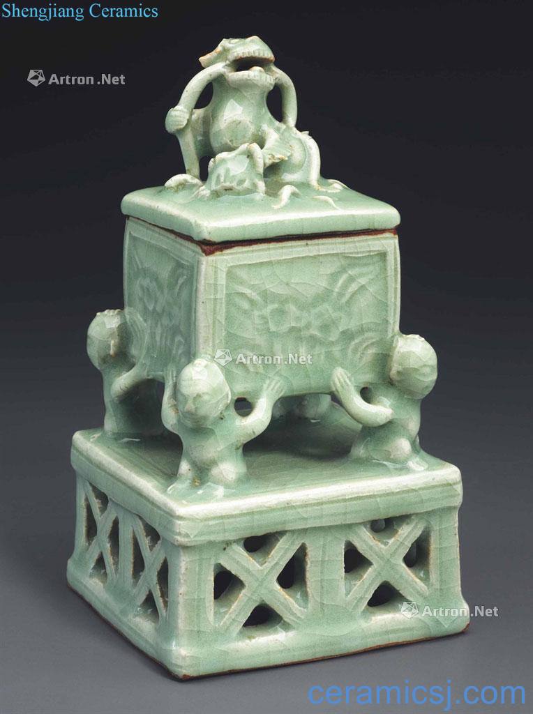 Ming dynasty in the 16th century Longquan green glaze engraved look furnace