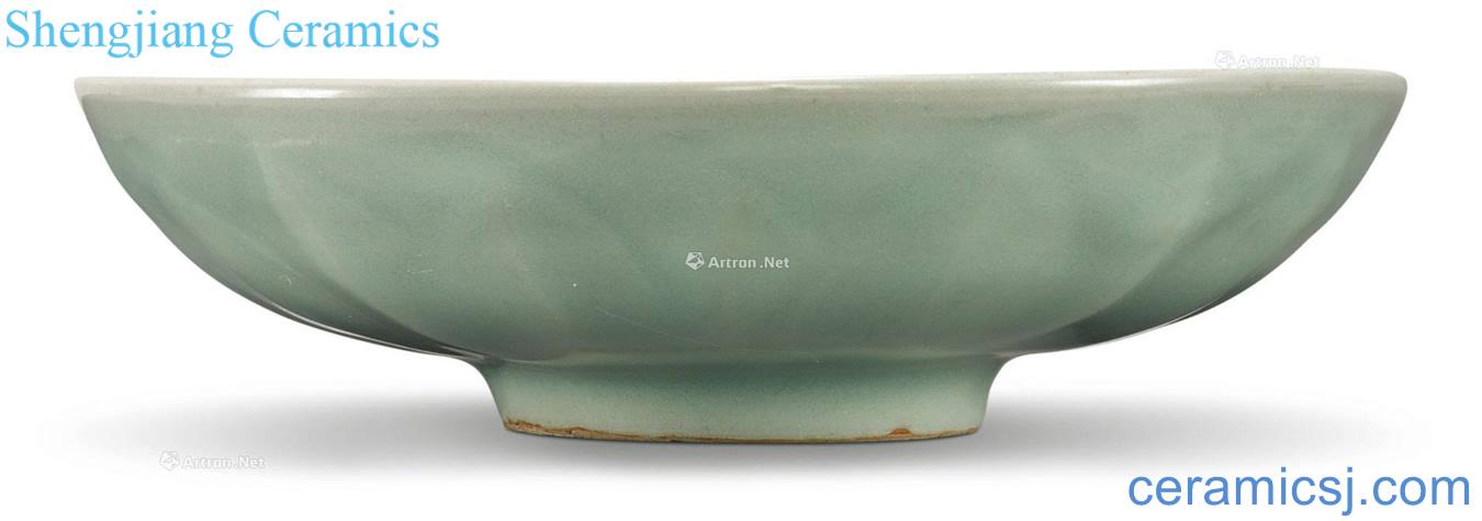 The southern song dynasty Longquan celadon glaze lotus-shaped plate