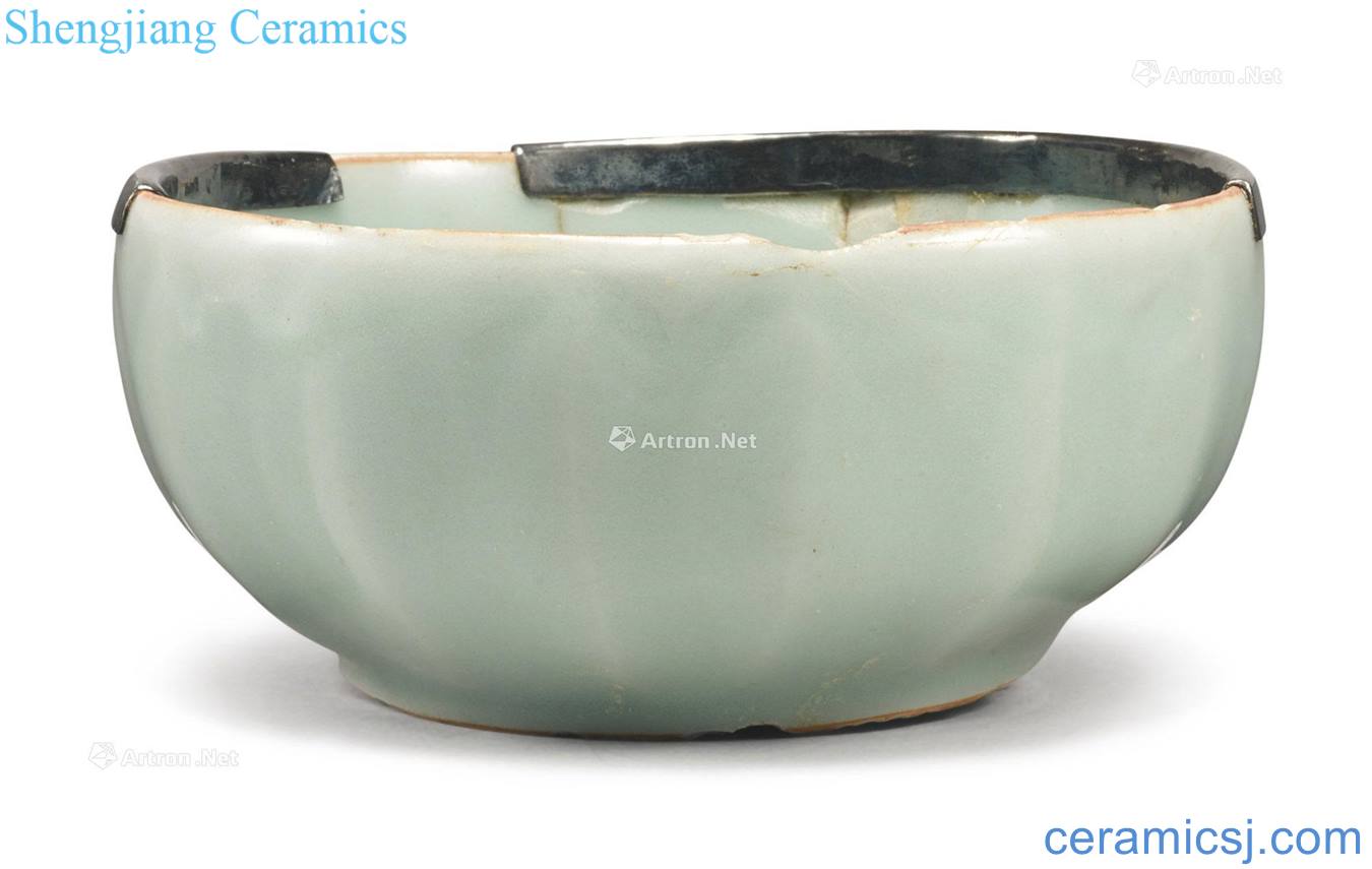 The southern song dynasty Longquan celadon green glaze lotus-shaped 盌