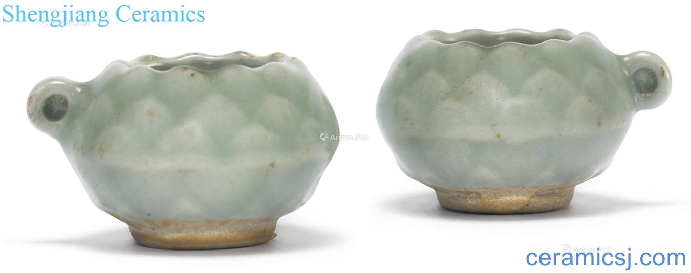 Song and yuan Longquan celadon green glaze lotus-shaped grain bird seed tank (a)