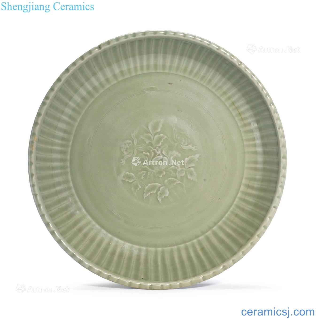 Ming The fourteenth century Longquan celadon green glaze peony grains chrysanthemum disc plate