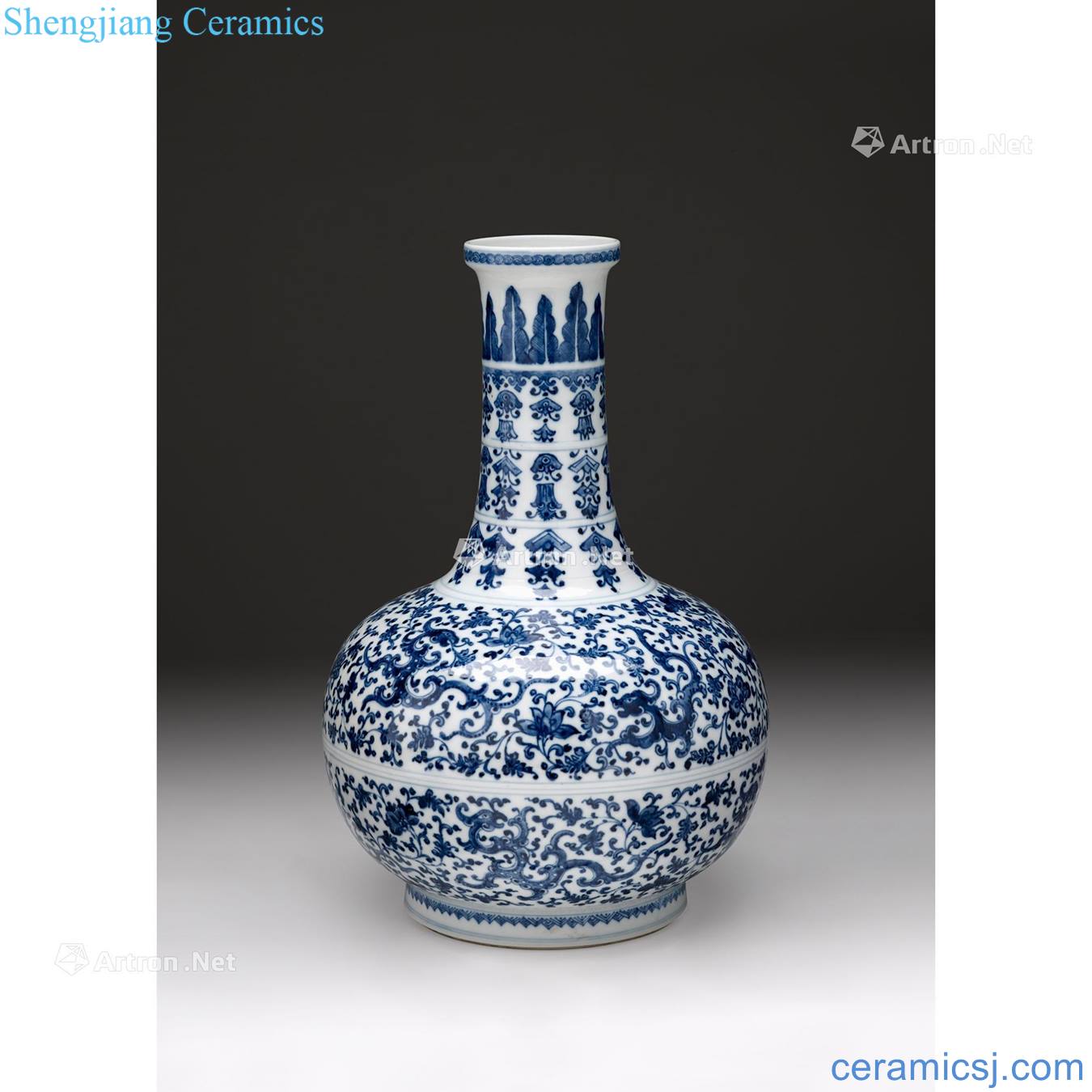In the 18th century qing Blue and white tie up flower dragon grain design
