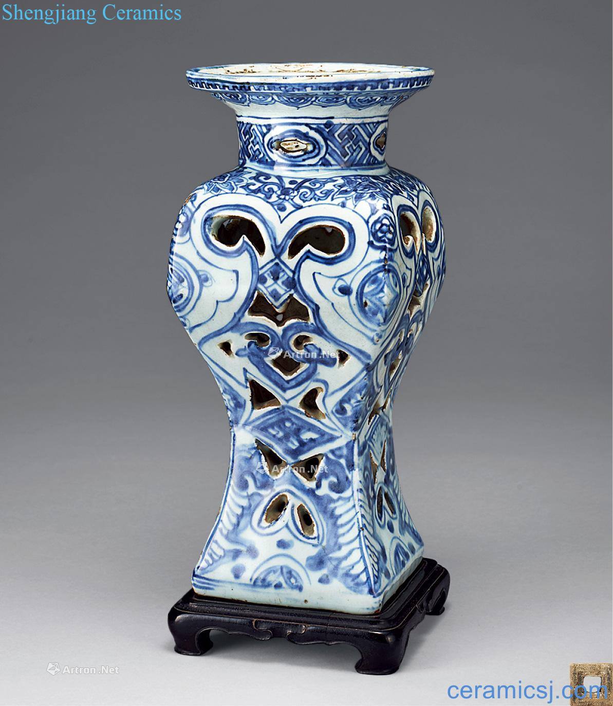 qing Blue and white flowers engraved look lines