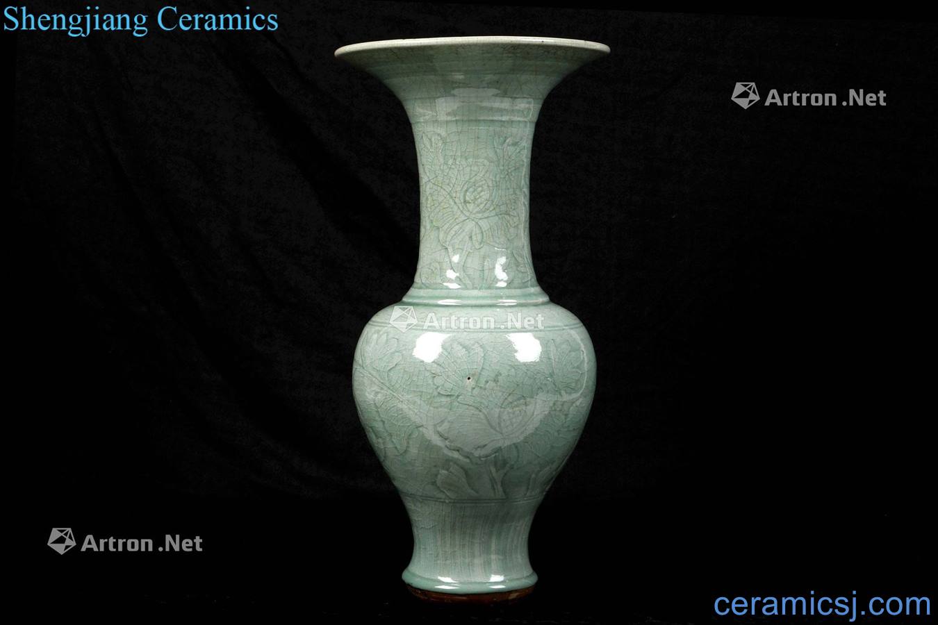 In the Ming dynasty in the 16th century Longquan celadon vase