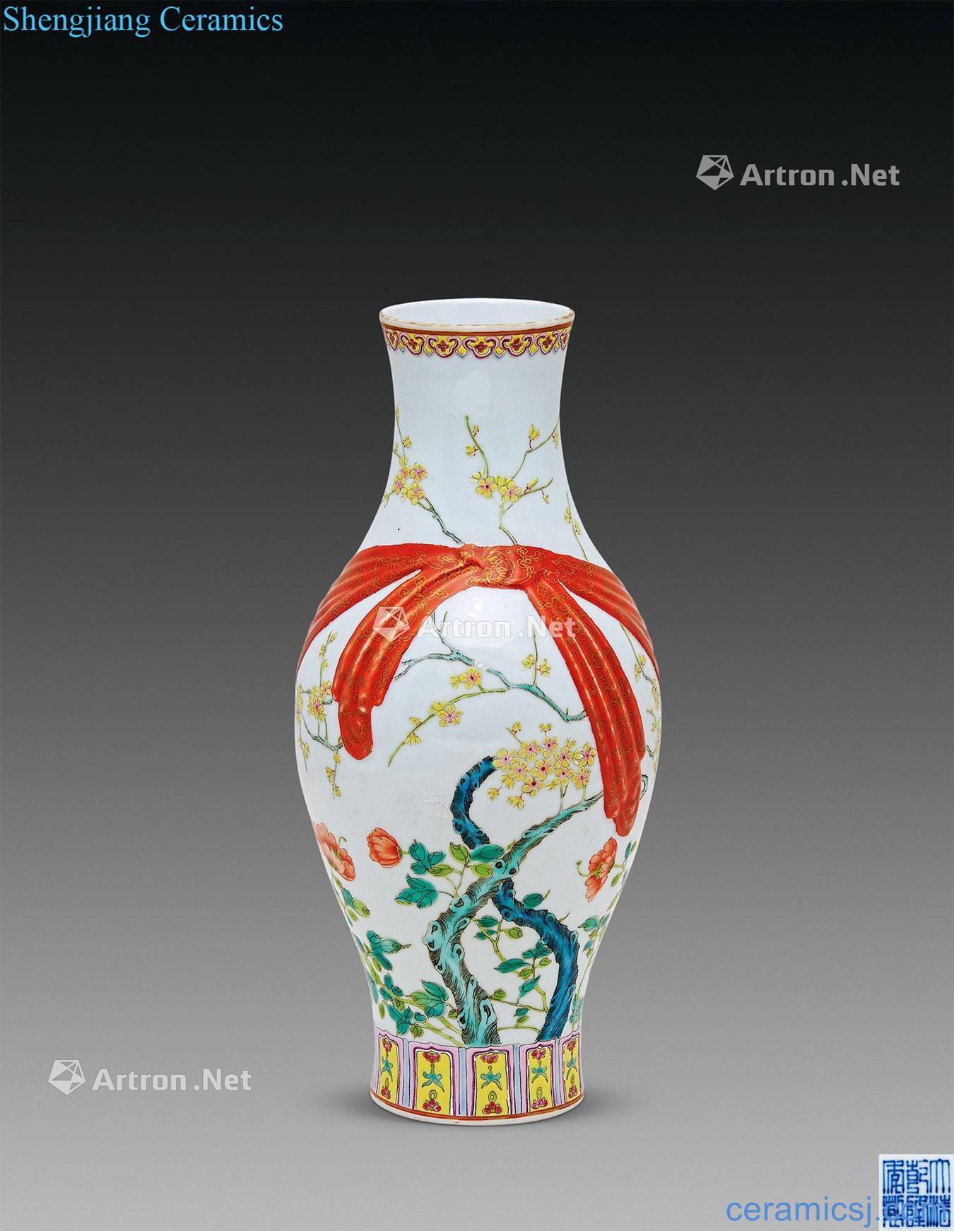 Qing qianlong powder enamel olive bottle