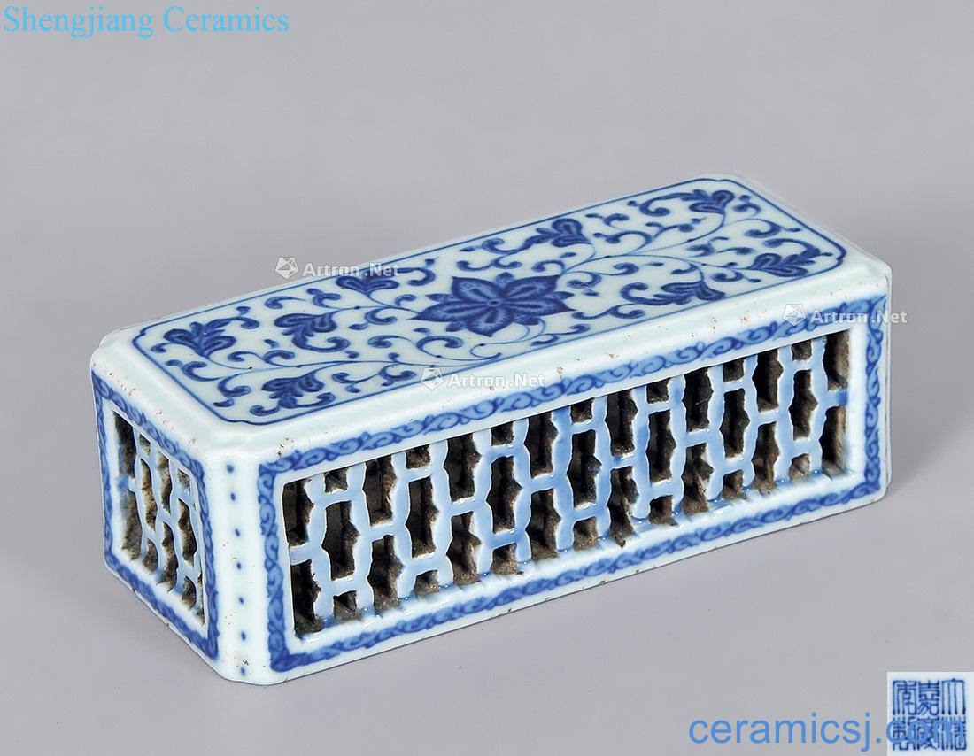 Qing jiaqing Blue and white lotus flower grain sweet fume