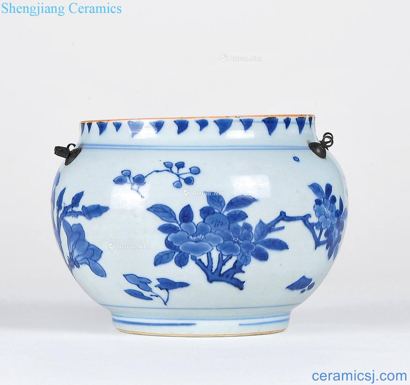 The qing emperor kangxi Blue and white ruffled branch flowers and grain porridge pot