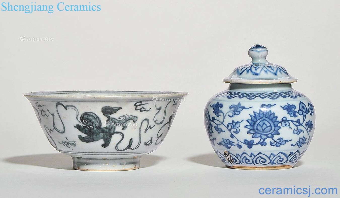 Ming Blue and white lion play ball bowl, blue and white lotus flower pot
