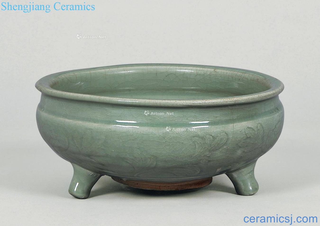 Ming Longquan celadon hand-cut furnace with three legs