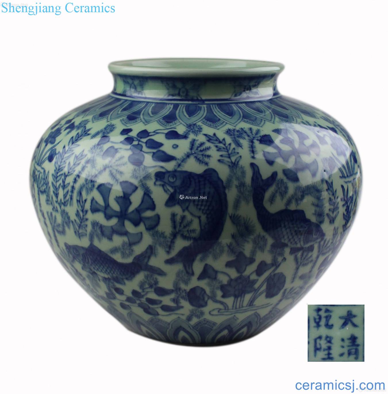 Lotus left algal grain porcelain jar