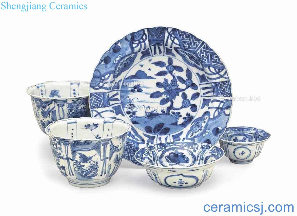 In late Ming FIVE 'KRAAK' BLUE AND WHITE PIECES