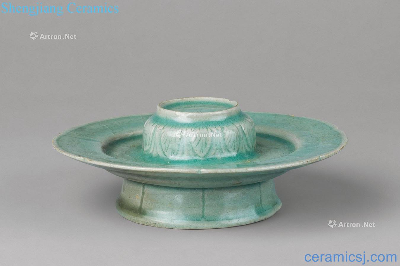 The song dynasty Longquan celadon flower grain lamp