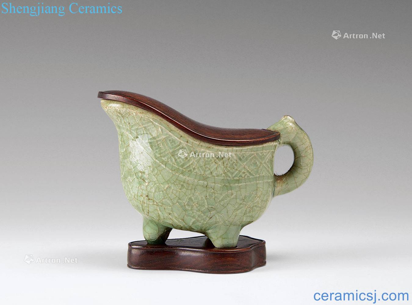 In the Ming dynasty longquan celadon three-legged ancient