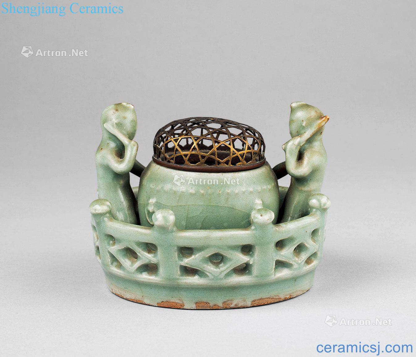 In the Ming dynasty Longquan celadon lad lamented drum WenXiangLu
