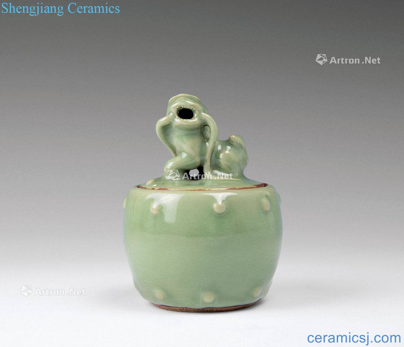 In the Ming dynasty Longquan celadon beast button drum incense burner