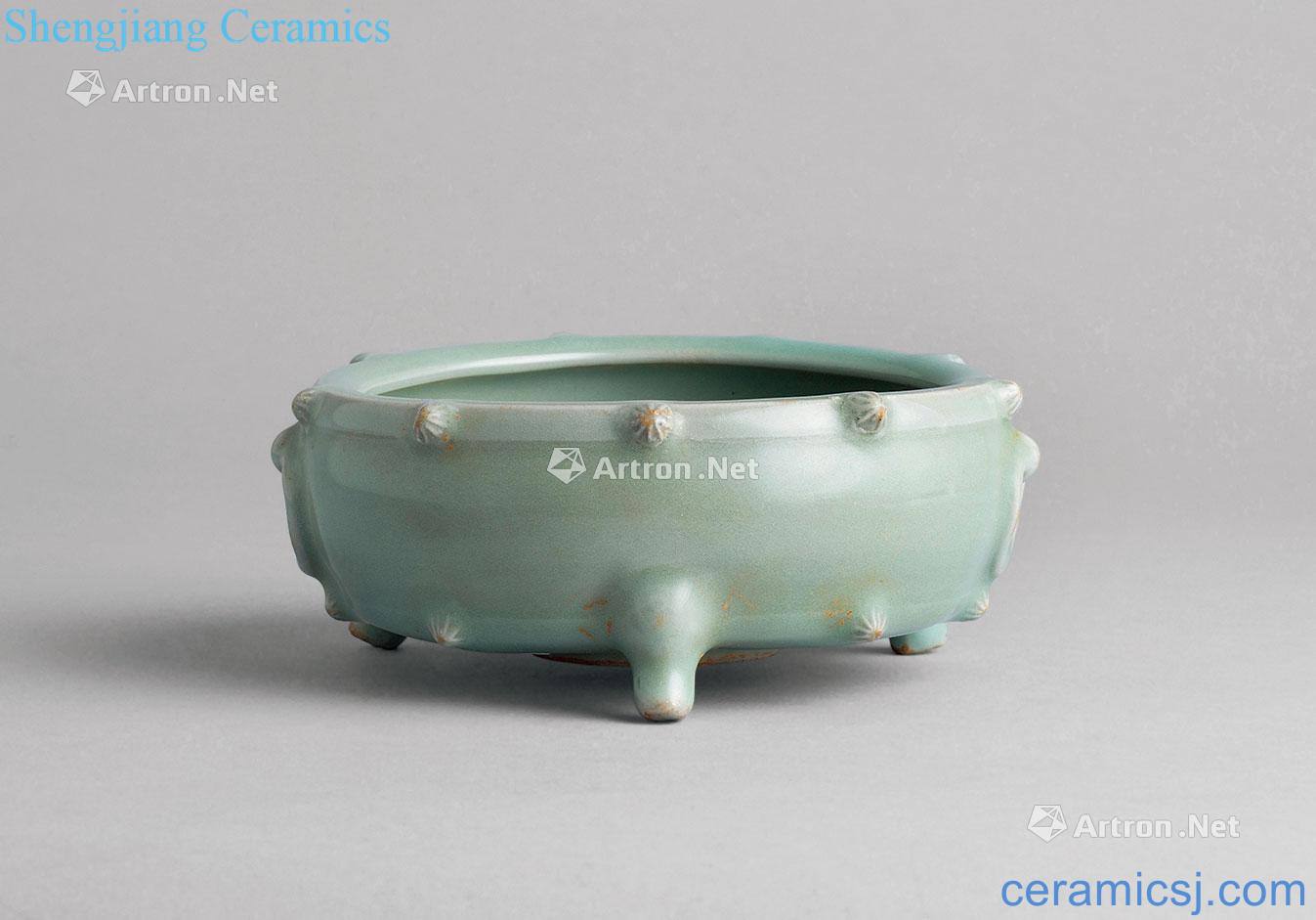 The yuan dynasty Celadon flower drum nails grain three-legged censer