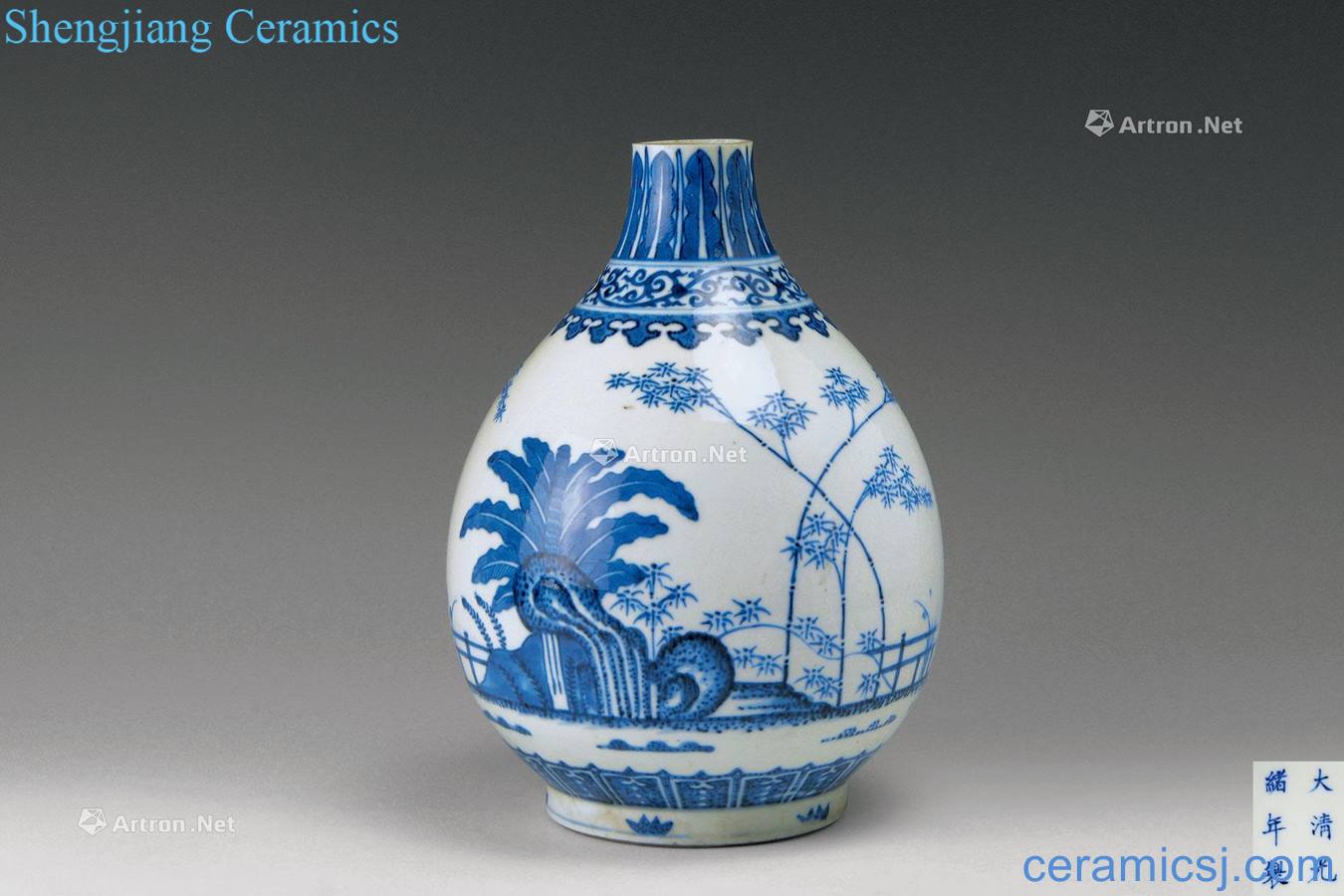 In the qing dynasty Blue and white Manila carnation grain bottle