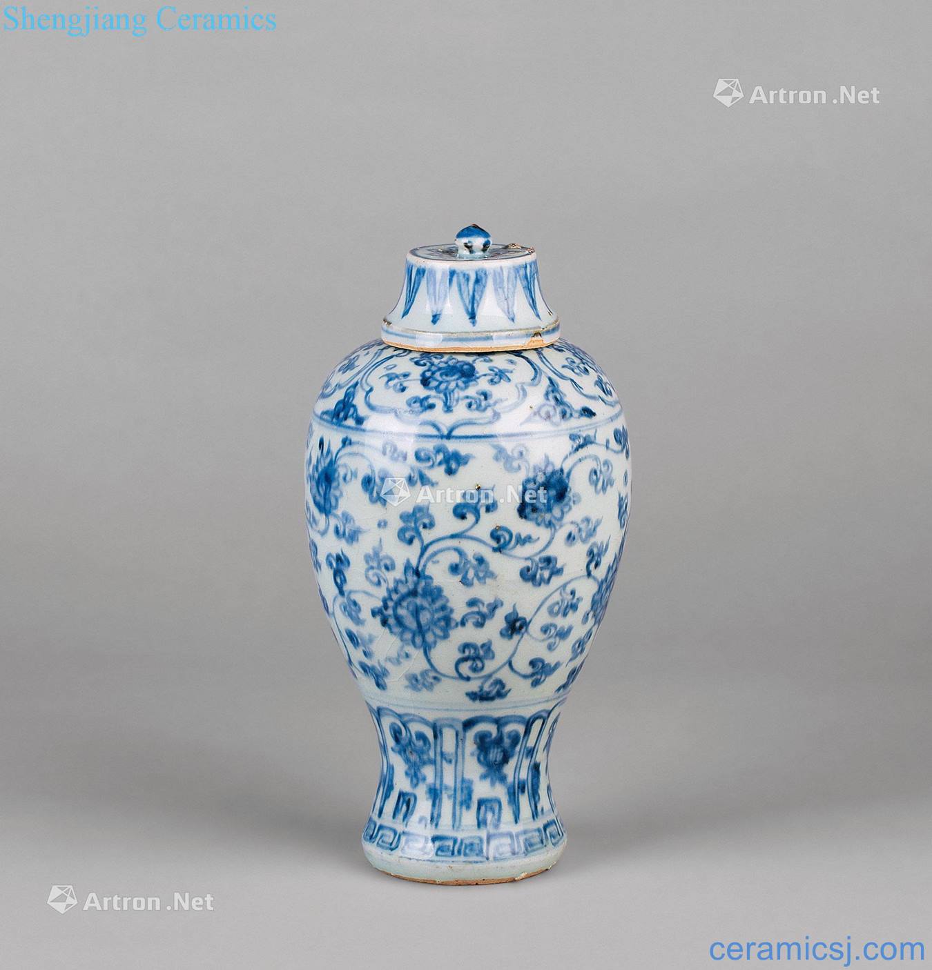 In the Ming dynasty Blue and white lotus flower half cover plum bottle