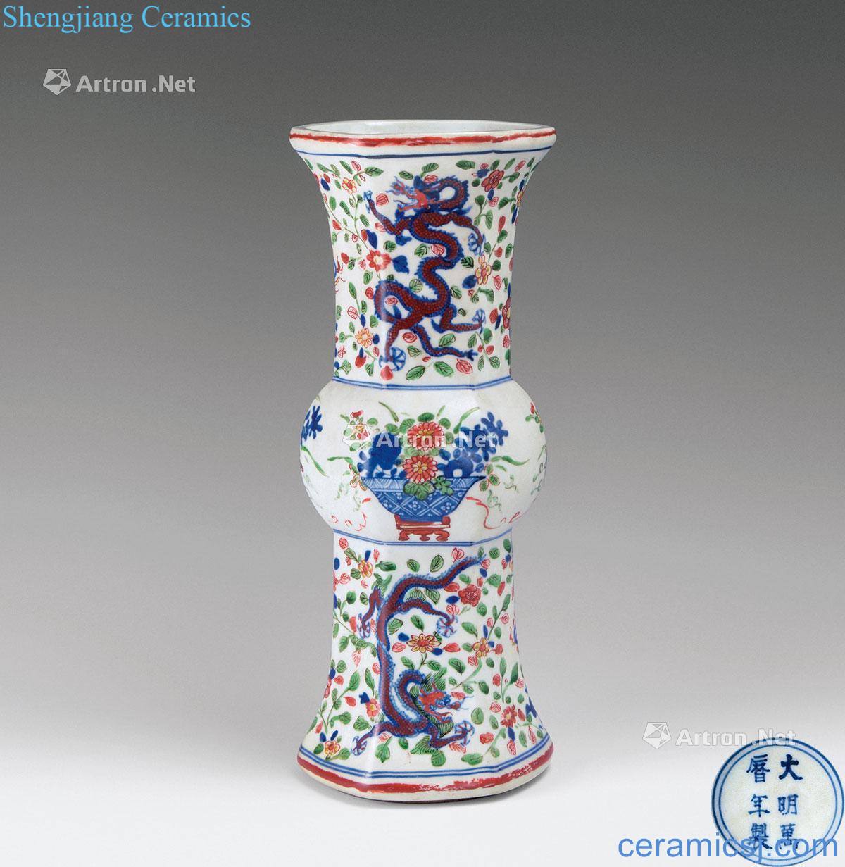In the Ming dynasty Colorful dragon flower vase with flowers