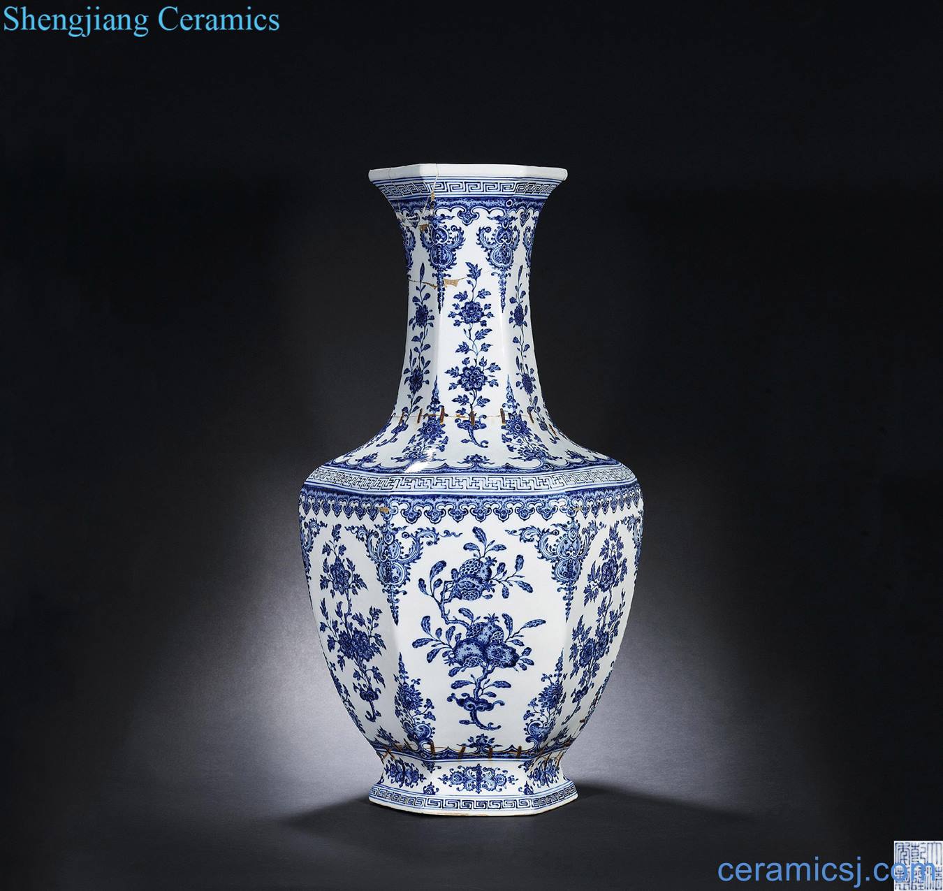 Qing qianlong Blue and white ruffled branch flowers and vase